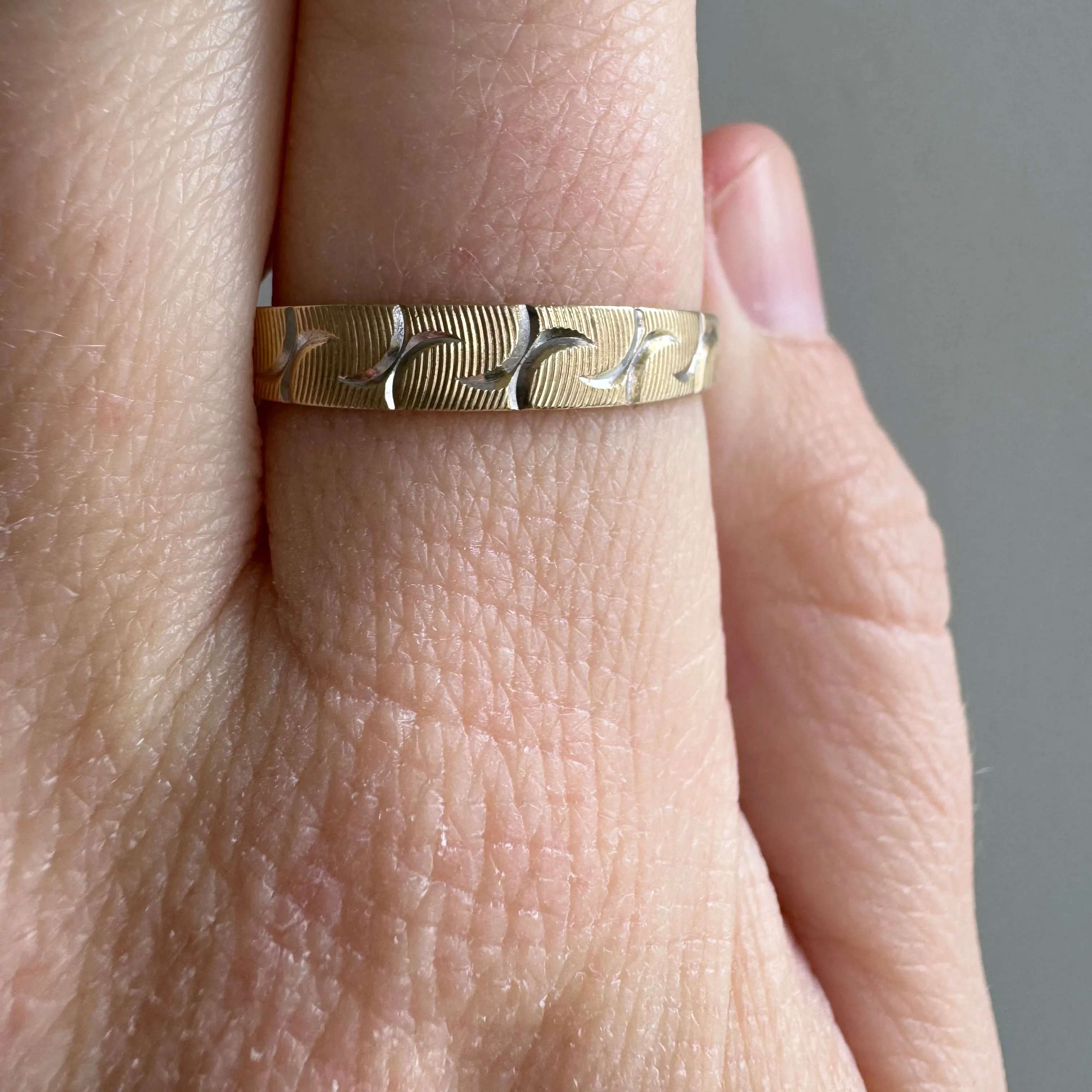 V I N T A G E // all the Zs / 10k yellow gold diamond cut Z band / size 10.75 